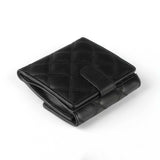 小巧格菱紋短夾，進口PU仿皮紋、金屬LOGO、烙印LOGO+上金、多功能內袋、壓扣零錢袋、扣舌帶。