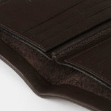 簡約棕色短夾，進口PU仿皮紋、烙印LOGO、可容納6-8張卡。