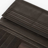 平滑細緻長夾，烙印LOGO、可容納18-22張卡