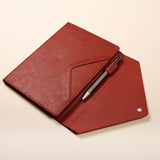 手拿包款三折封套工商日誌，展開