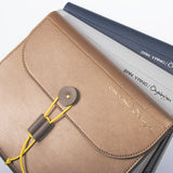 優雅信封繞扣書帶三折活頁工商日誌，情境