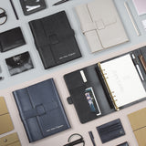 寬版書帶三折活頁工商日誌，情境