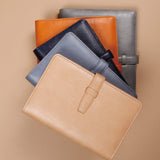 大地色穿入扣帶32K活頁工商日誌，情境