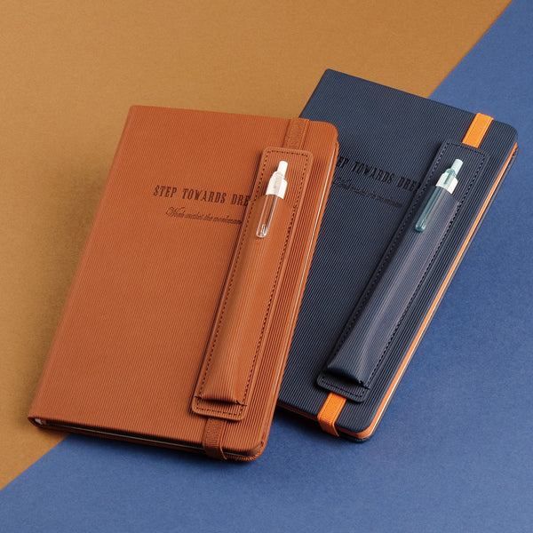 鬆緊書帶與筆袋精裝工商日誌，情境