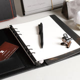 極簡風鬆緊帶活頁工商日誌，情境