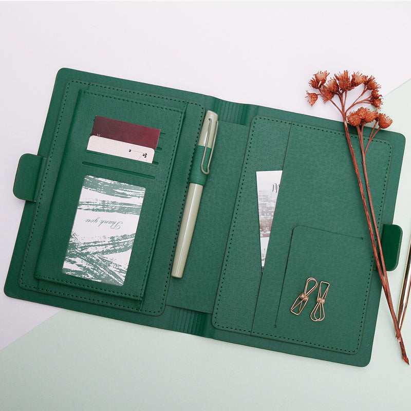 墨金綠磁扣32K工商日誌，筆插、多功能內側口袋、可更換封套