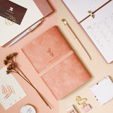 清新柔瑰粉鬆緊帶活頁工商日誌，烙印、夾具、便捷收納袋、多彩頁籤、名片卡套收納袋、鬆緊
