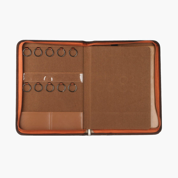 棕紅細緻簡約交屋包，Logo烙印、壓印、拉鍊、立體資料袋、鑰匙牌扣環、開窗名片套、筆套