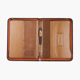 棕紅細緻簡約交屋包，Logo烙印、壓印、拉鍊、立體資料袋、鑰匙牌扣環、開窗名片套、筆套