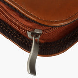 棕紅細緻簡約交屋包，Logo烙印、壓印、拉鍊、立體資料袋、鑰匙牌扣環、開窗名片套、筆套