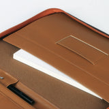 棕紅細緻簡約交屋包，Logo烙印、壓印、拉鍊、立體資料袋、鑰匙牌扣環、開窗名片套、筆套