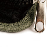 灰湖綠編織拉鍊交屋包 搭配進口PU編織紋 不同層次的視覺效果 讓整體簡約又高級