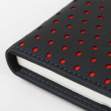 沖孔皮料磁吸精裝工商日誌，特寫