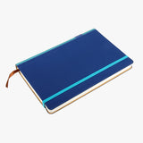 寶藍書背鬆緊帶精裝工商日誌，斜角度特寫