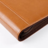 秋葉棕簡約交屋包，壓印、拉鍊、立體資料袋、鑰匙牌皮扣、活頁夾、開窗名片套