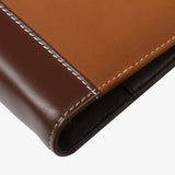 棕色平滑鬆緊帶活頁工商日誌，特寫